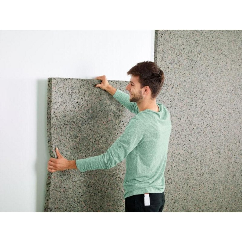 Hommes posant une plaque d’isolant acoustique épais en laine de roche ou polyuréthane contre un mur blanc, démontrant l’installation d’isolation phonique.