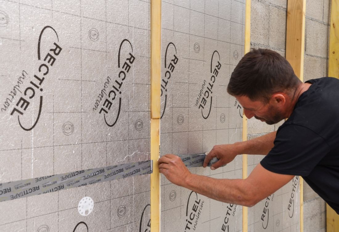 Ouverture d’un mur avec pose d’un panneau isolant thermique/phonique en bois, pose de fixations.
