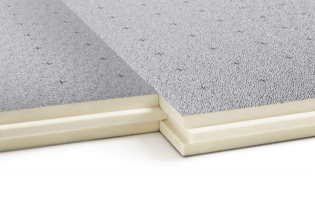 Plaques de polyuréthane isolantes à bords joints sur mur, montrant la structure en mousse et la finition éponge dans les épaisseurs.