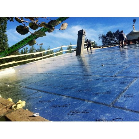 Pose d’un toit-terrasse isolé avec des panneaux d’isolant polyuréthane sous film bleu, chantier en cours. Intègre l’épaisseur isolant polyuréthane toiture terrasse rt 2020.