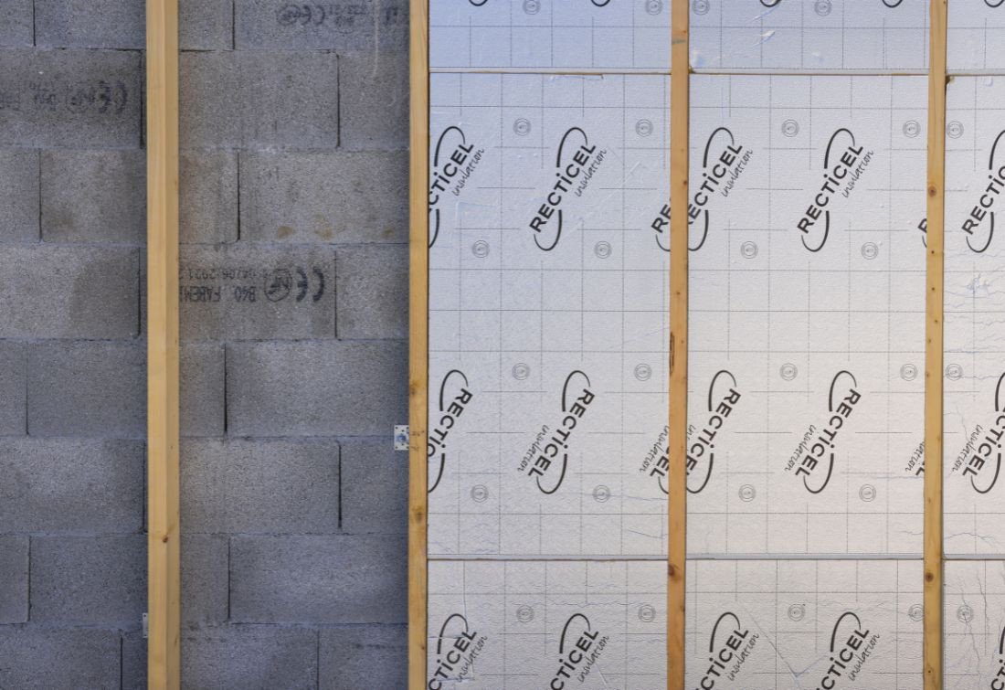 Comment poser des plaques de polyuréthane au mur : guide isolation